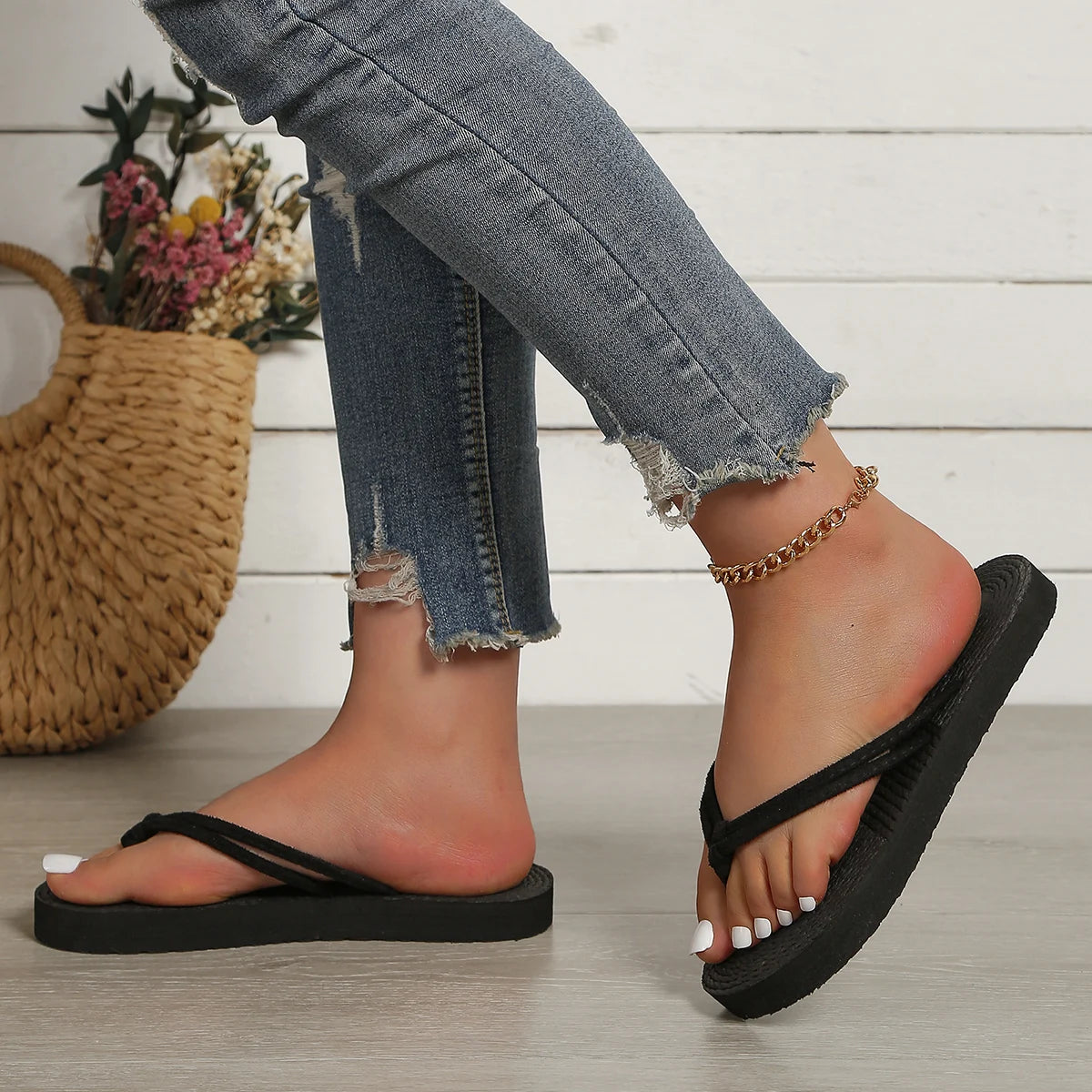Tendencia de moda femenina: sandalias planas tipo chancla, antideslizantes y de color negro liso.