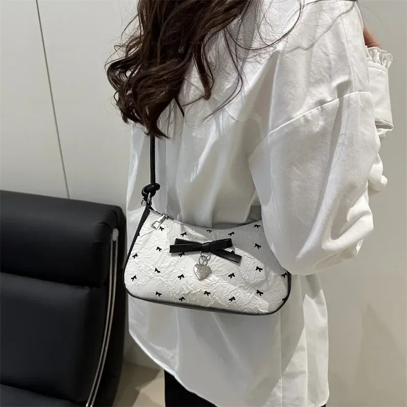 Bolso de hombro pequeño y cuadrado estilo Y2K , con diseño de lazo rosa, un accesorio versátil y moderno.