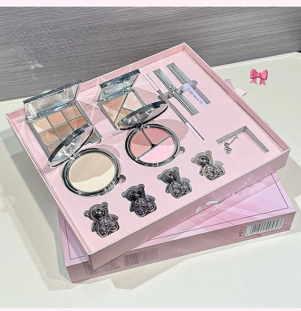 Los sets de maquillaje facial ART VALUE incluyen: 4 labiales tipo "lip mud", 1 lápiz de cejas, 1 máscara de pestañas, 1 gel con color para cejas, 1 polvo compacto, 1 colorete, 1 producto para contorno y 1 sombra de ojos.