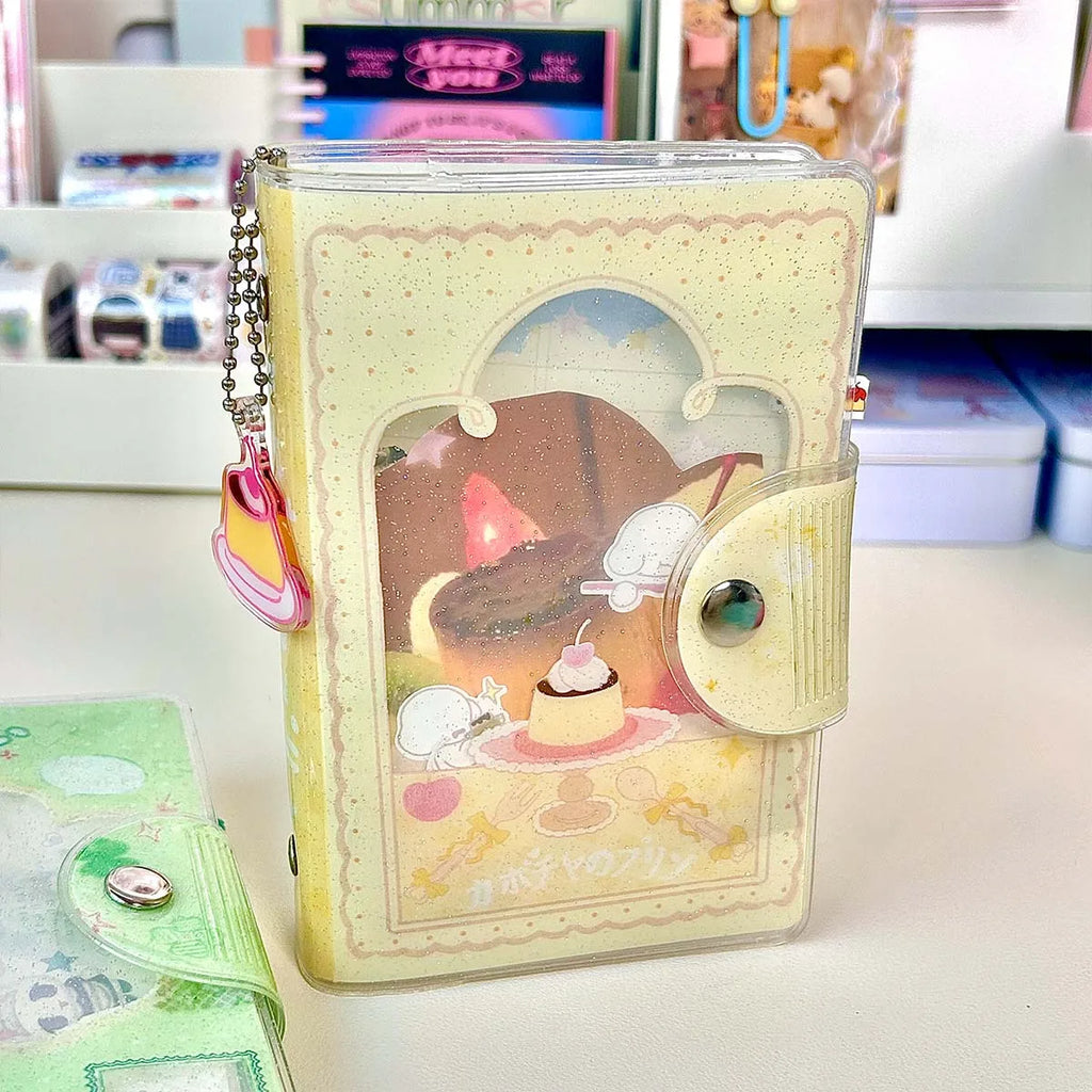 Carpeta WAKAWAKA tamaño A7 con diseño de trébol de cuatro hojas y chica; cuaderno de hojas intercambiables con cubierta de PVC brillante, incluye bolsillo para almacenamiento de pegatinas; portátil.