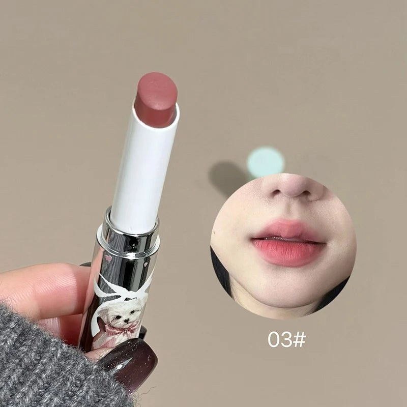 Labial Art Value de textura aterciopelada y acabado mate suave; tinta labial colorida y duradera en formato lápiz (tonos nude y rojo), fórmula nutritiva, disponible en 6 colores.