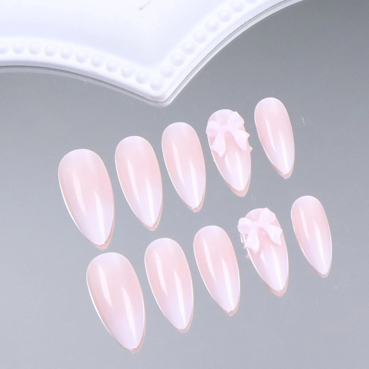 24 piezas de uñas postizas almendradas de tamaño mediano con diseños de lazo rosa, uñas acrílicas brillantes para pegar, ideales para mujeres y niñas.