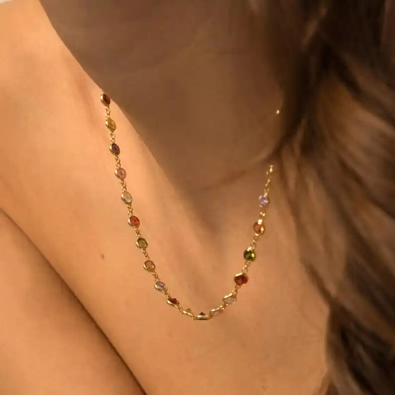 Gargantilla estilo hip hop para mujer: cadena tipo tenis con circonitas cúbicas multicolor (efecto arcoíris), acabado en tono dorado y alta calidad.