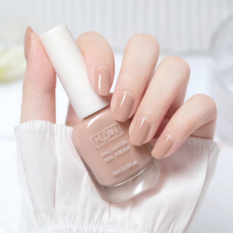 Esmalte de uñas de 10 ml a base de agua, de secado rápido y larga duración; fórmula saludable con efecto iluminador; no requiere lámpara de secado.