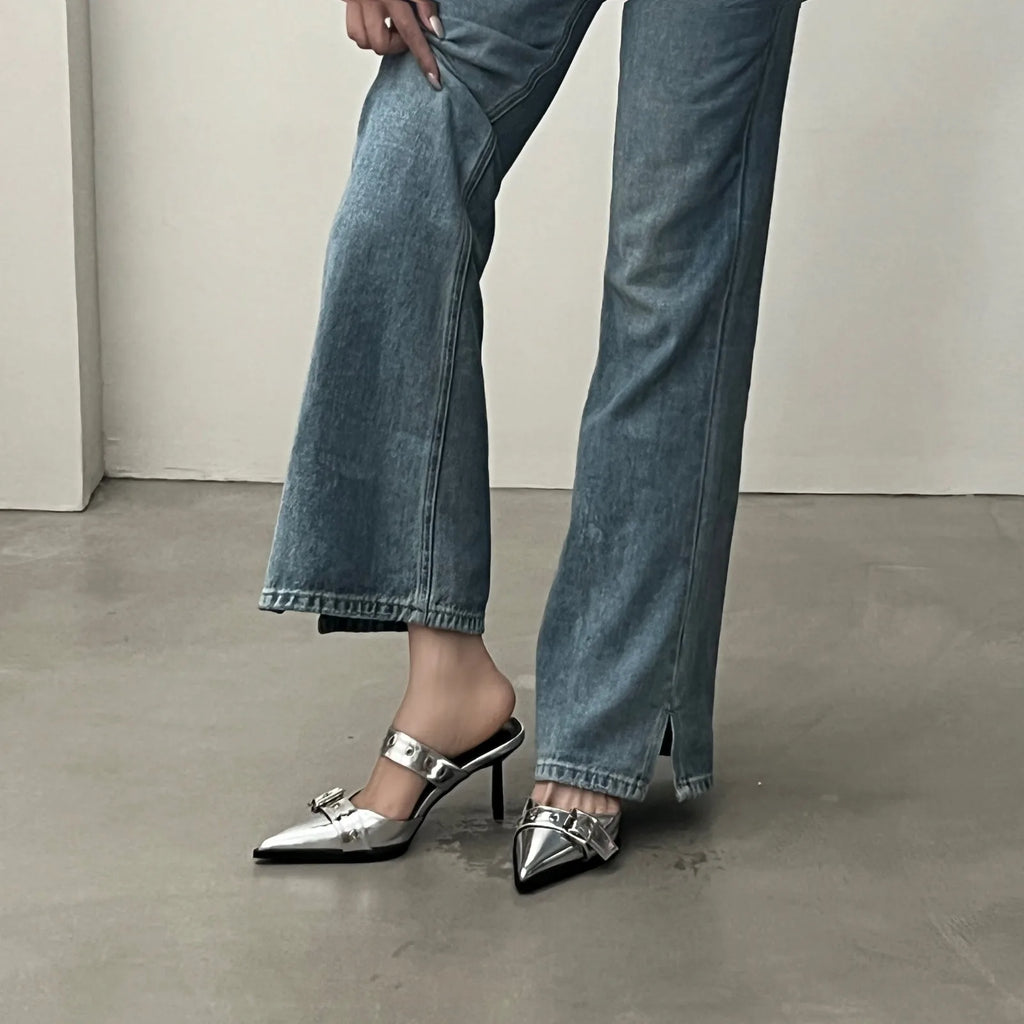 Nuevas sandalias de verano con punta y tacón fino; diseño tipo zapato cerrado en la puntera y abierto en el talón, en color plateado.