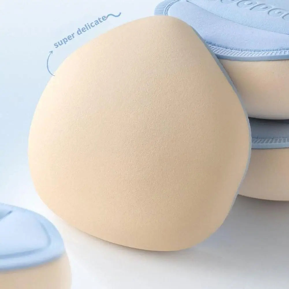 Esponja de maquillaje para base líquida; herramienta versátil para aplicación en seco y húmedo.