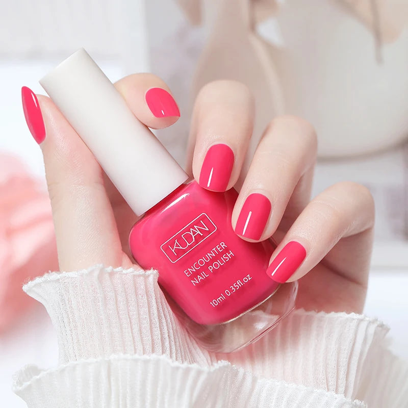 Esmalte de uñas de 10 ml a base de agua, de secado rápido y larga duración; fórmula saludable con efecto iluminador; no requiere lámpara de secado.