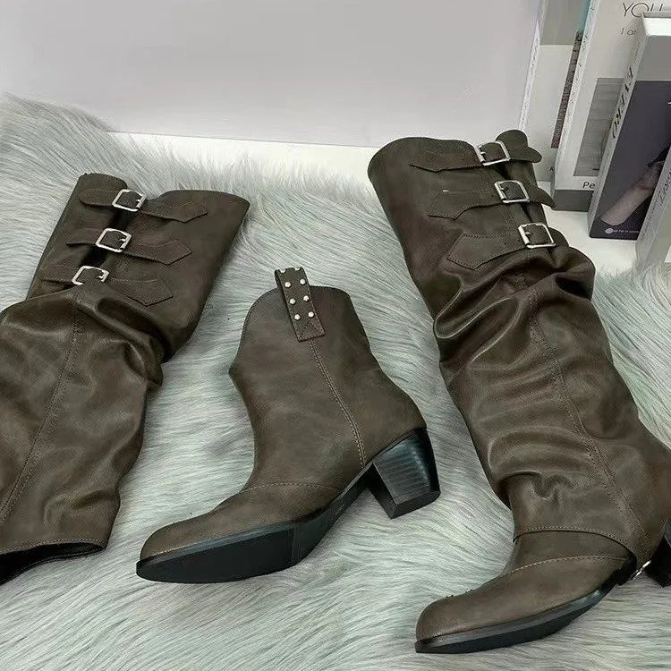 Botas altas negras para mujer, estilo gótico Y2K y punk "Wasteland", con remaches y estética vintage tipo motero y western.