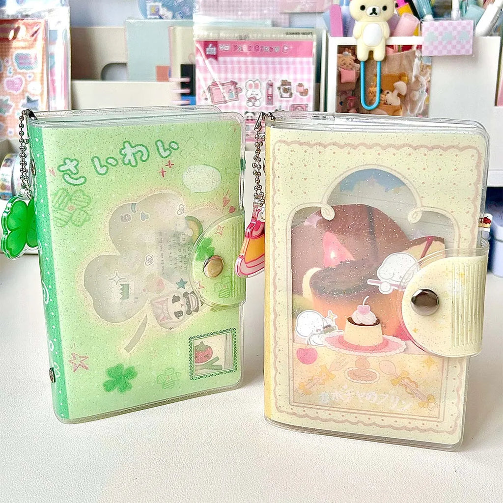 Carpeta WAKAWAKA tamaño A7 con diseño de trébol de cuatro hojas y chica; cuaderno de hojas intercambiables con cubierta de PVC brillante, incluye bolsillo para almacenamiento de pegatinas; portátil.