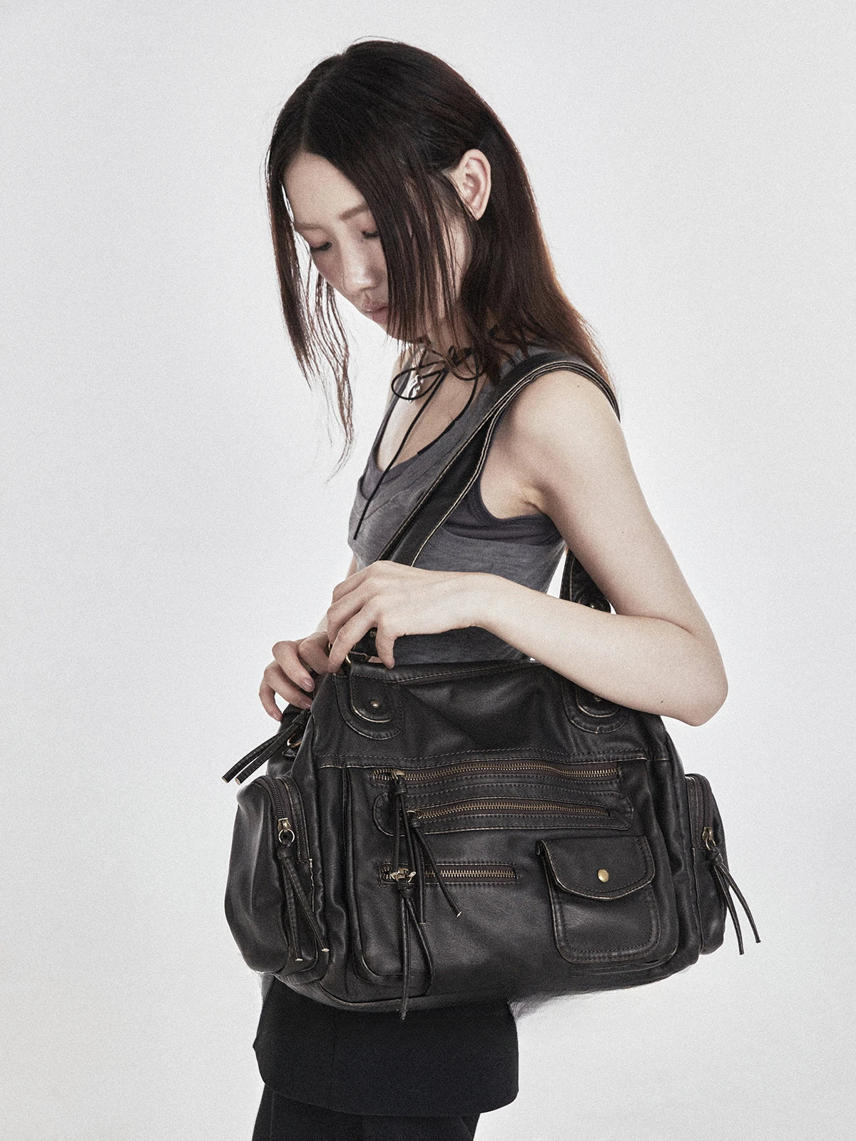 Bolso de hombro, tendencia retro Y2K, de gran capacidad y acabado lavado con efecto desgastado.