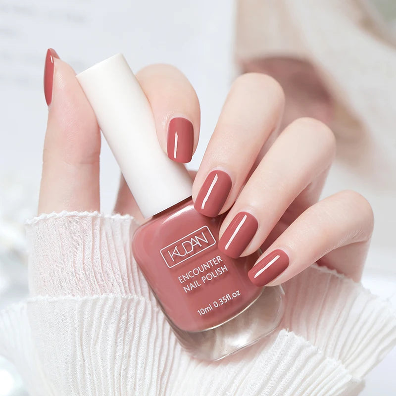 Esmalte de uñas de 10 ml a base de agua, de secado rápido y larga duración; fórmula saludable con efecto iluminador; no requiere lámpara de secado.