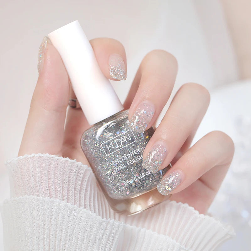 Esmalte de uñas de 10 ml a base de agua, de secado rápido y larga duración; fórmula saludable con efecto iluminador; no requiere lámpara de secado.