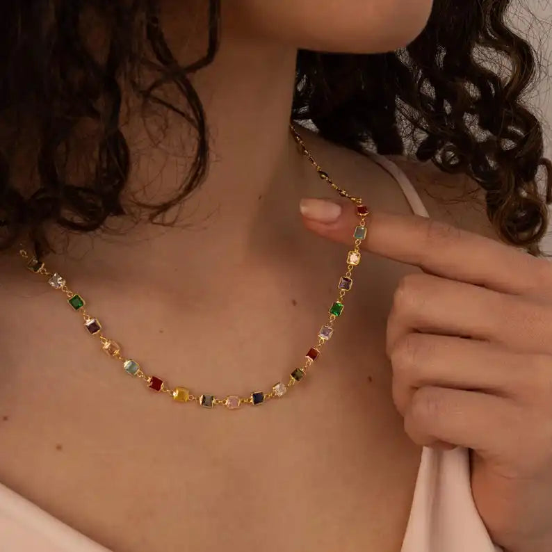 Gargantilla estilo hip hop para mujer: cadena tipo tenis con circonitas cúbicas multicolor (efecto arcoíris), acabado en tono dorado y alta calidad.