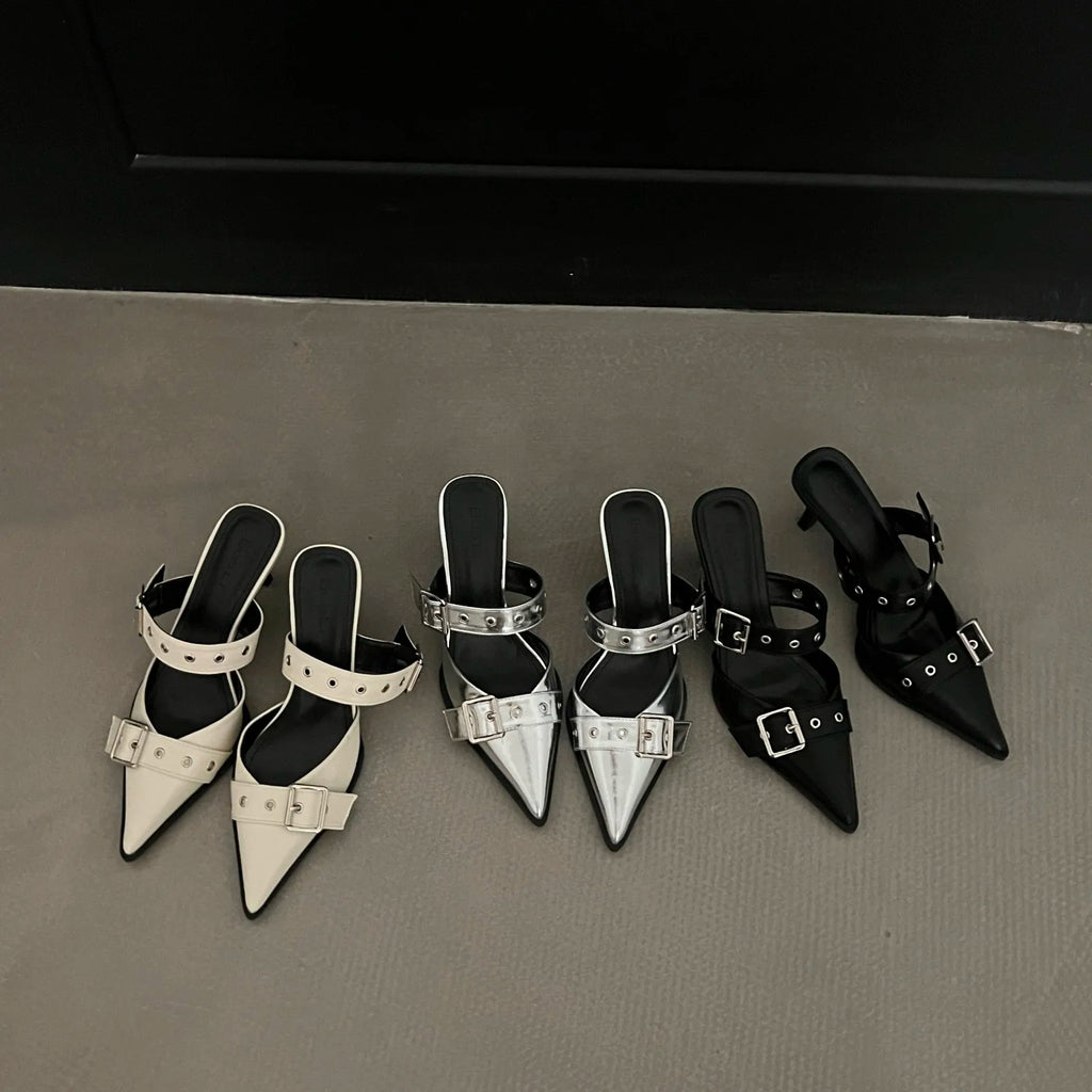 Nuevas sandalias de verano con punta y tacón fino; diseño tipo zapato cerrado en la puntera y abierto en el talón, en color plateado.
