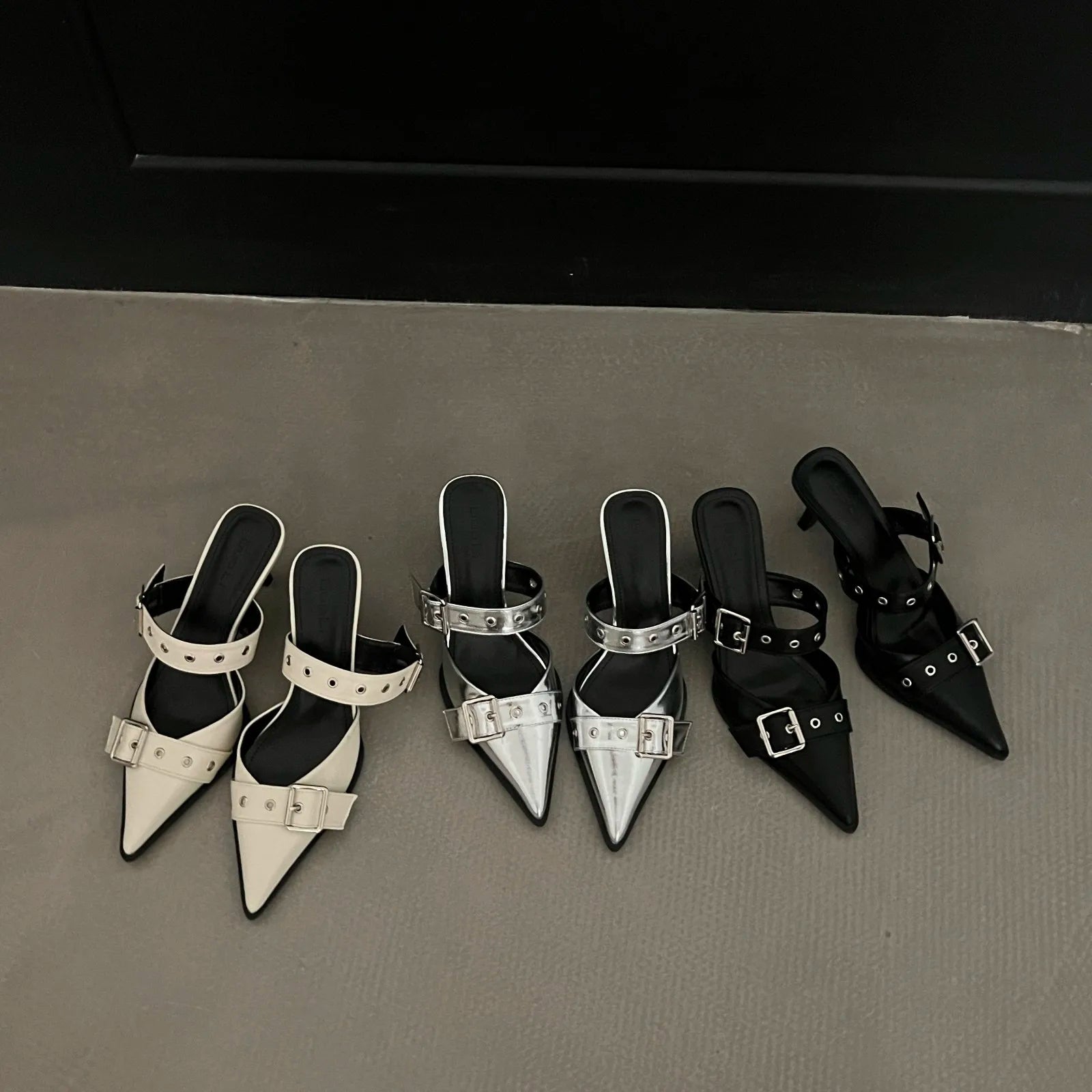 Nuevas sandalias de verano con punta y tacón fino; diseño tipo zapato cerrado en la puntera y abierto en el talón, en color plateado.