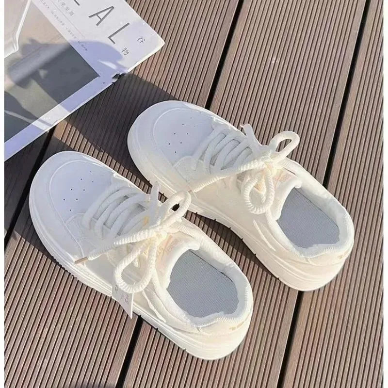 Nuevos zapatos planos de cuero para mujer: calzado casual de moda otoñal, transpirable, vulcanizado, estilo deportivo blanco con cordones y suela gruesa.