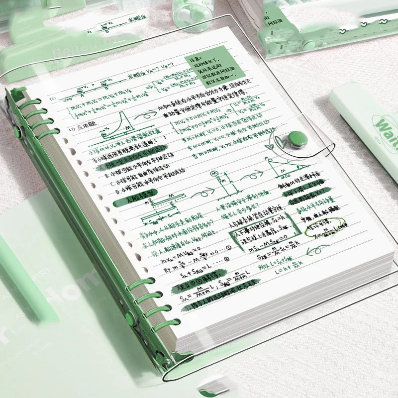 Cuaderno A5 de hojas sueltas (60 hojas/120 páginas) con cubierta de piel sintética flexible y translúcida, anillas desmontables y rayado horizontal.