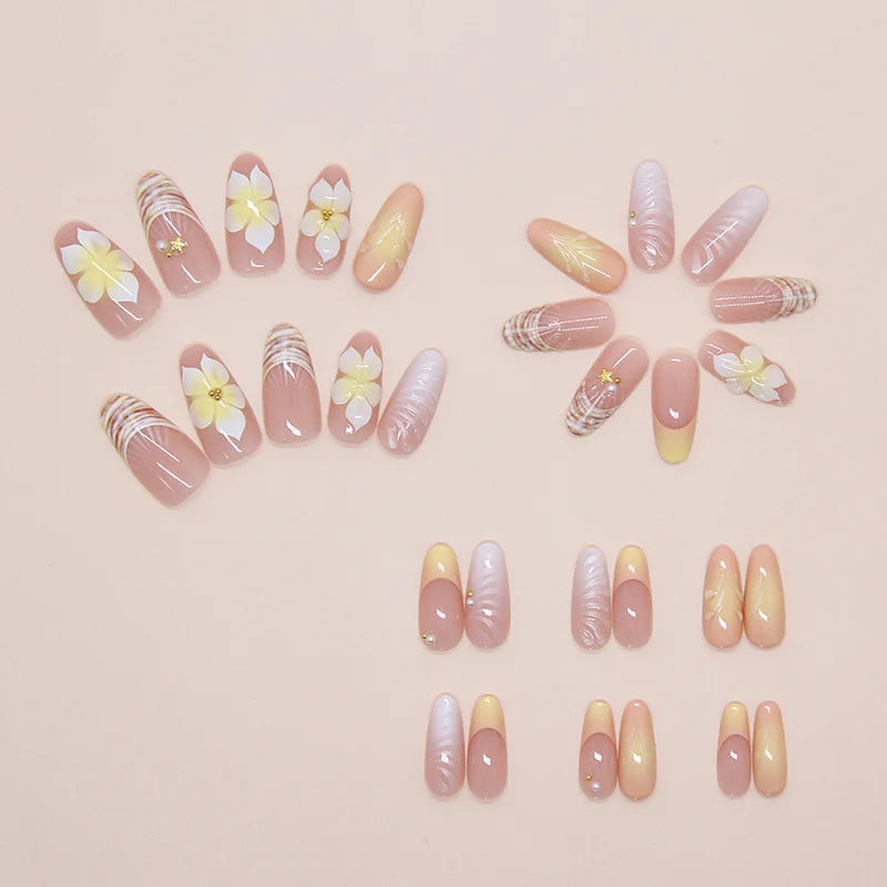 Uñas almendradas hechas a mano con degradado rosa *nude*, decoradas con conchas en 3D, flores de plumeria y perlas. Reutilizables, perfectas para el día a día.