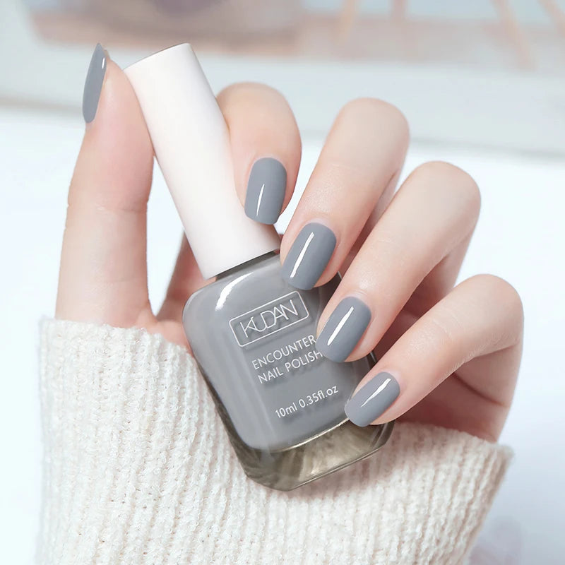 Esmalte de uñas de 10 ml a base de agua, de secado rápido y larga duración; fórmula saludable con efecto iluminador; no requiere lámpara de secado.