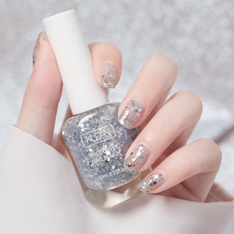 Esmalte de uñas de 10 ml a base de agua, de secado rápido y larga duración; fórmula saludable con efecto iluminador; no requiere lámpara de secado.