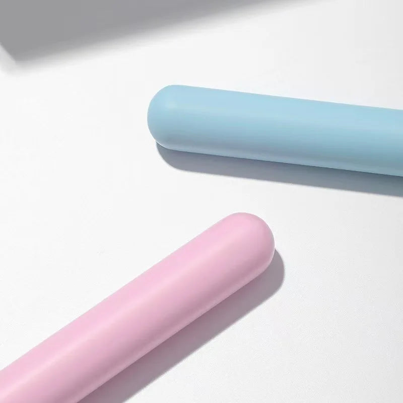 Un juego completo de herramientas de maquillaje que incluye 7 brochas de colores, polvos sueltos, productos para contorno, sombras de ojos, brochas para cejas, etc.