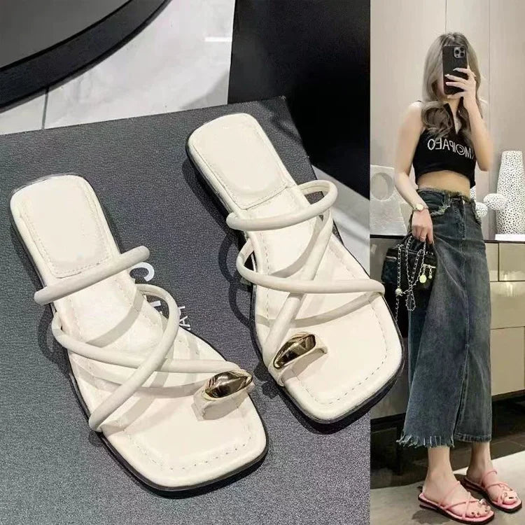 Sandalias tipo pala para mujer con tiras cruzadas y trabilla para el dedo; calzado de playa cómodo y ligero con diseño casual en color liso para el verano.