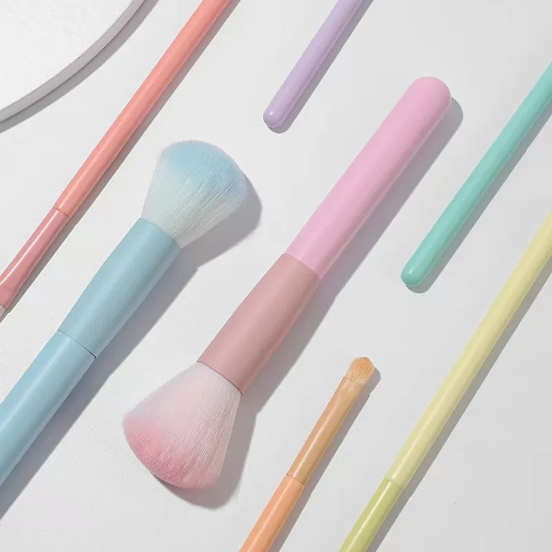 Un juego completo de herramientas de maquillaje que incluye 7 brochas de colores, polvos sueltos, productos para contorno, sombras de ojos, brochas para cejas, etc.