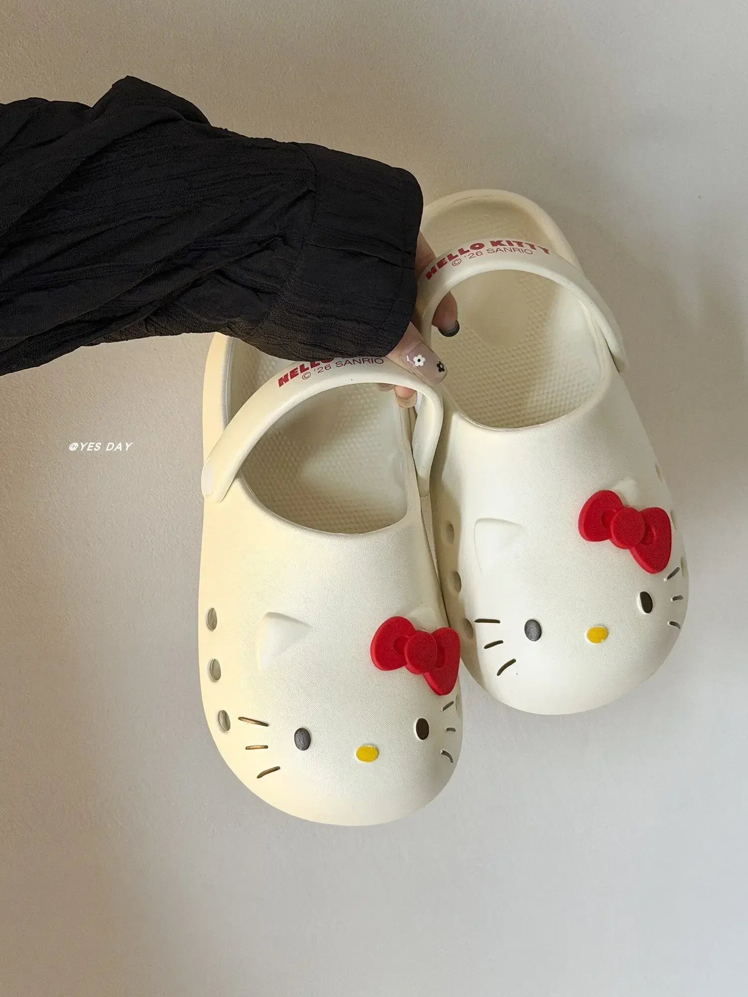 Zapatillas de plataforma antideslizantes y transpirables Hello Kitty para mujer: diseño ligero, cerrado y calado; calzado multifuncional para playa y casa.