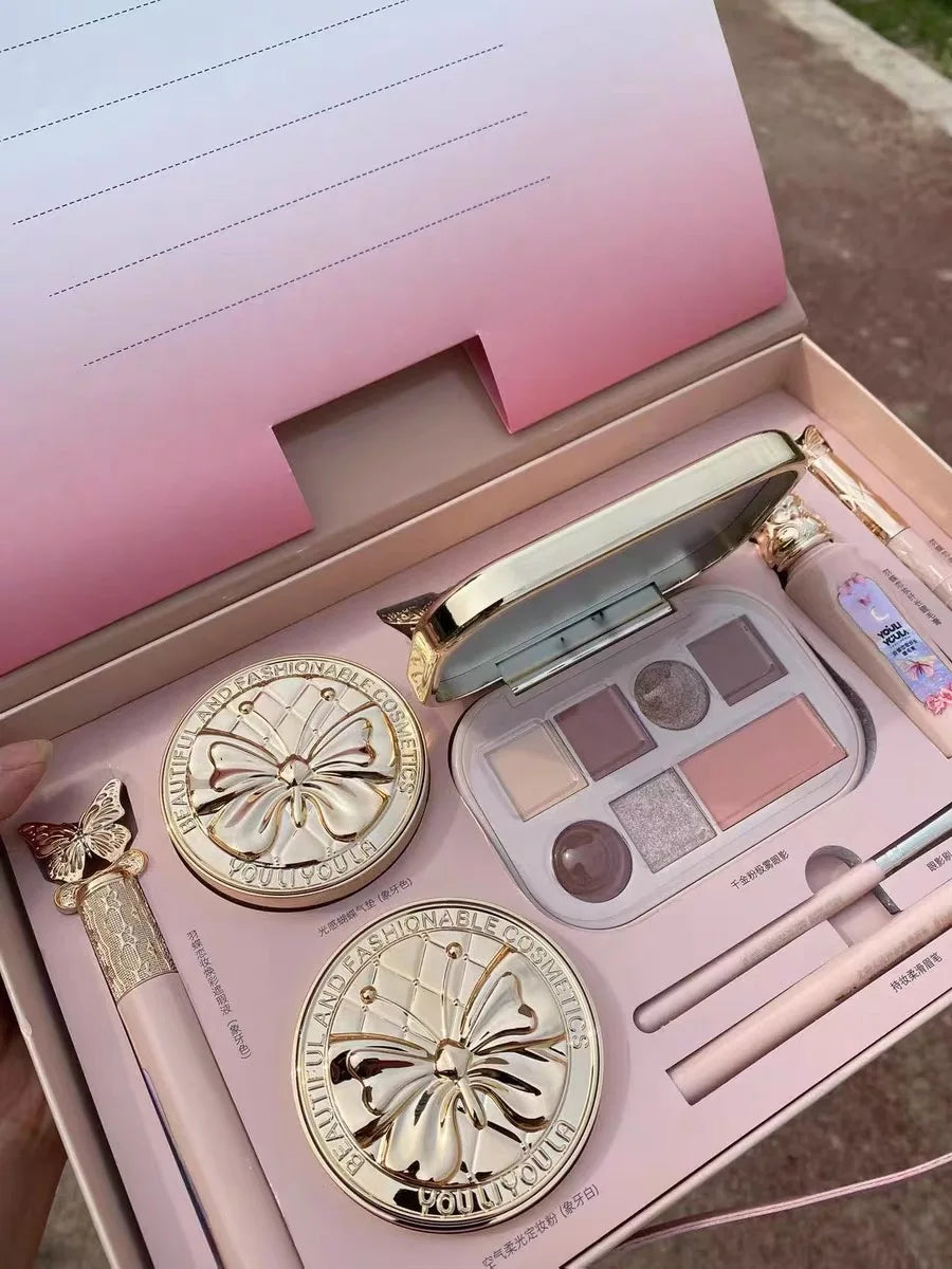 Set de maquillaje completo: labial, sombra de ojos, lápiz de cejas, BB cream tipo *cushion* y máscara de pestañas (9 piezas en caja de regalo).