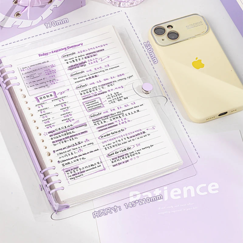 Cuaderno A5 de hojas sueltas (60 hojas/120 páginas) con cubierta de piel sintética flexible y translúcida, anillas desmontables y rayado horizontal.