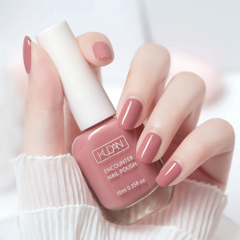 Esmalte de uñas de 10 ml a base de agua, de secado rápido y larga duración; fórmula saludable con efecto iluminador; no requiere lámpara de secado.