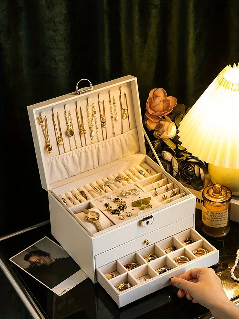 1 caja para guardar joyas (collares y pendientes); opción ideal para regalo.