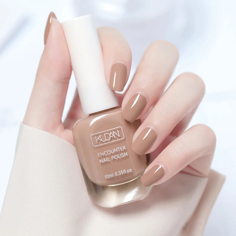 Esmalte de uñas de 10 ml a base de agua, de secado rápido y larga duración; fórmula saludable con efecto iluminador; no requiere lámpara de secado.