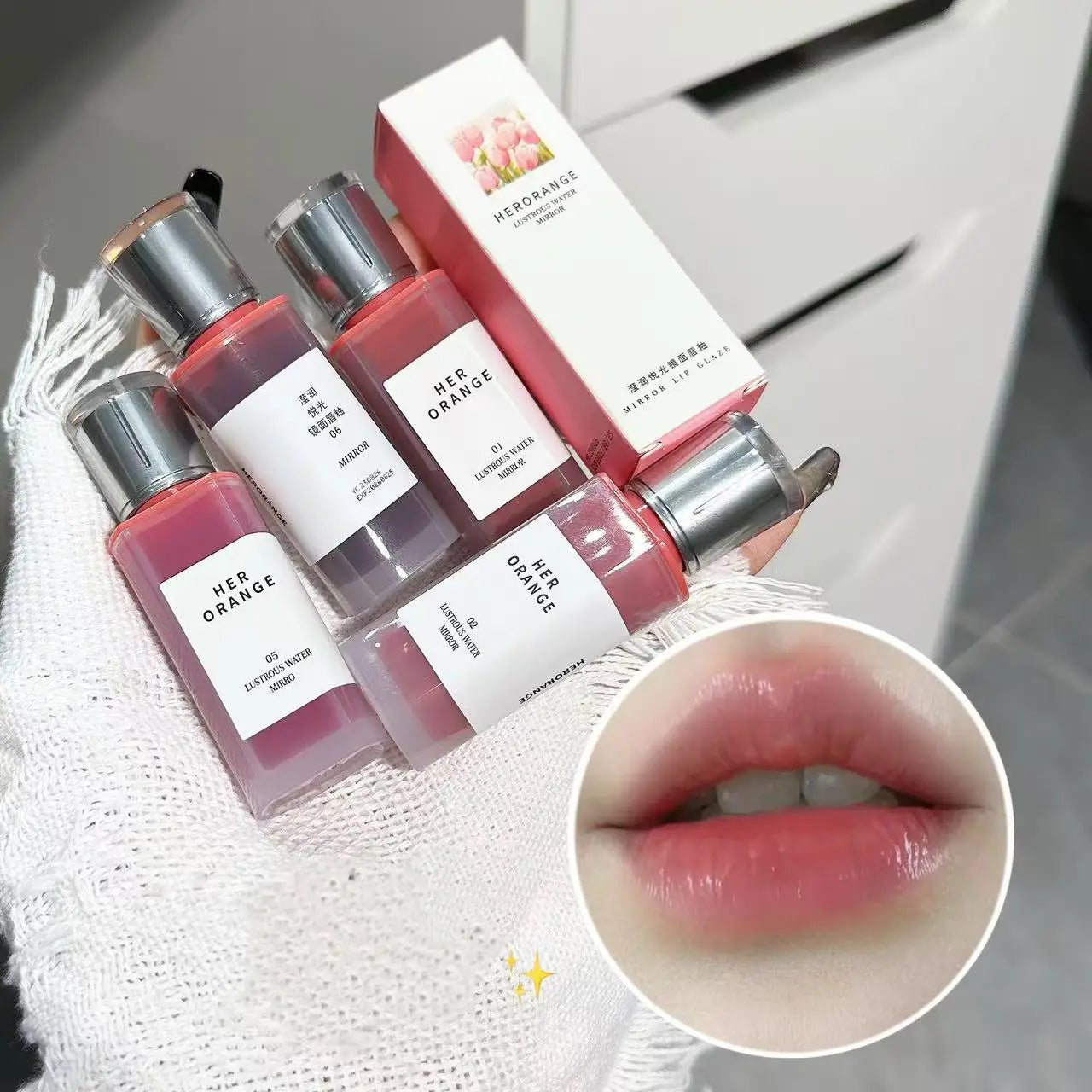 Tinta labial hidratante Herorange con acabado gloss y textura acuosa; efecto labios voluminosos y brillantes (tipo cristal). Fórmula de larga duración que no reseca