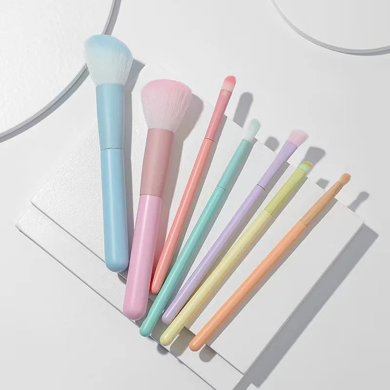 Un juego completo de herramientas de maquillaje que incluye 7 brochas de colores, polvos sueltos, productos para contorno, sombras de ojos, brochas para cejas, etc.