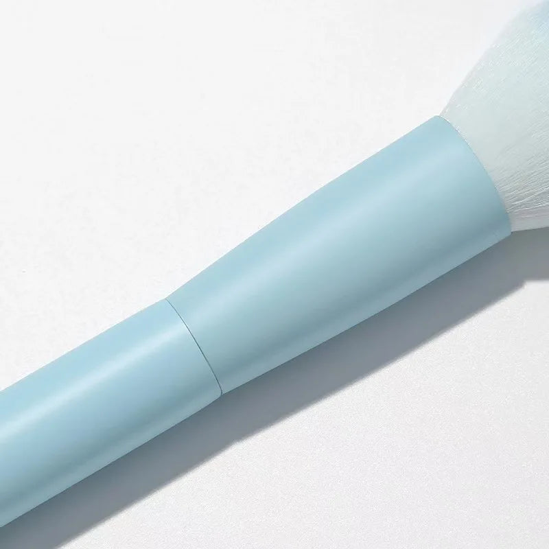 Un juego completo de herramientas de maquillaje que incluye 7 brochas de colores, polvos sueltos, productos para contorno, sombras de ojos, brochas para cejas, etc.