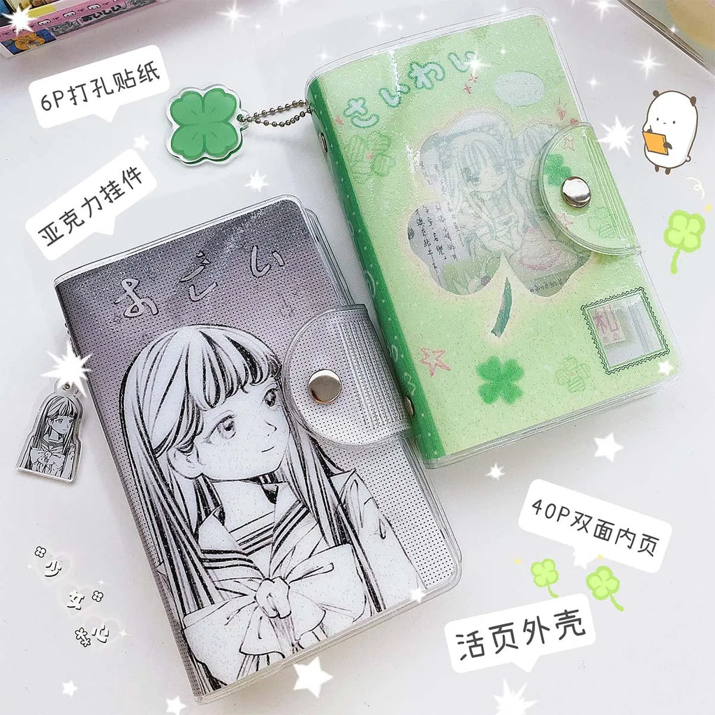 Carpeta WAKAWAKA tamaño A7 con diseño de trébol de cuatro hojas y chica; cuaderno de hojas intercambiables con cubierta de PVC brillante, incluye bolsillo para almacenamiento de pegatinas; portátil.