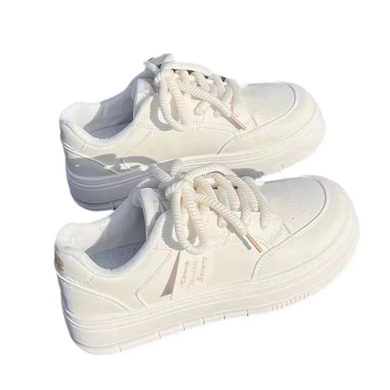 Nuevos zapatos planos de cuero para mujer: calzado casual de moda otoñal, transpirable, vulcanizado, estilo deportivo blanco con cordones y suela gruesa.