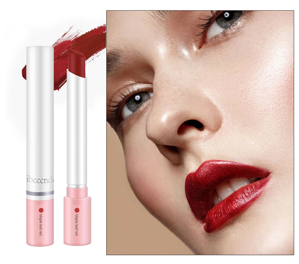 Set de maquillaje de labios de 4 colores: labiales, tintas y brillos labiales; fórmula mate, resistente al agua y de larga duración.