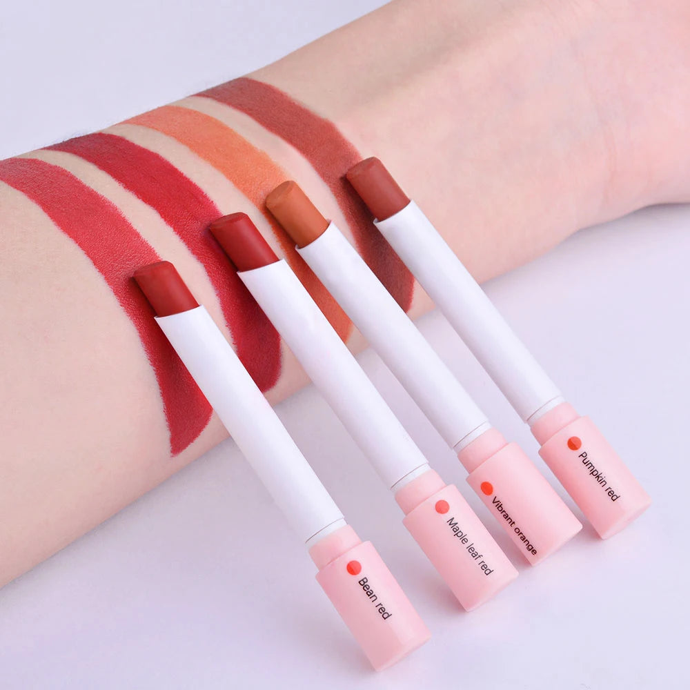 Set de maquillaje de labios de 4 colores: labiales, tintas y brillos labiales; fórmula mate, resistente al agua y de larga duración.