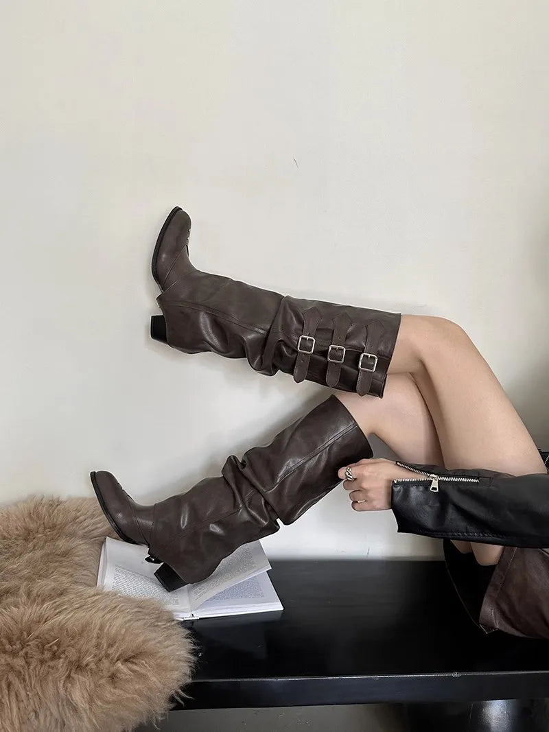 Botas altas negras para mujer, estilo gótico Y2K y punk "Wasteland", con remaches y estética vintage tipo motero y western.