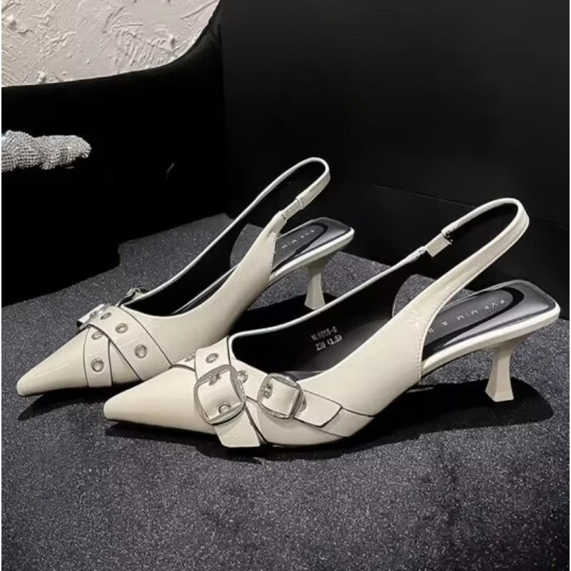 Sandalias de mujer de marca de lujo, diseño elegante con punta en punta, tira con hebilla y tacón metálico tipo *kitten heel*.