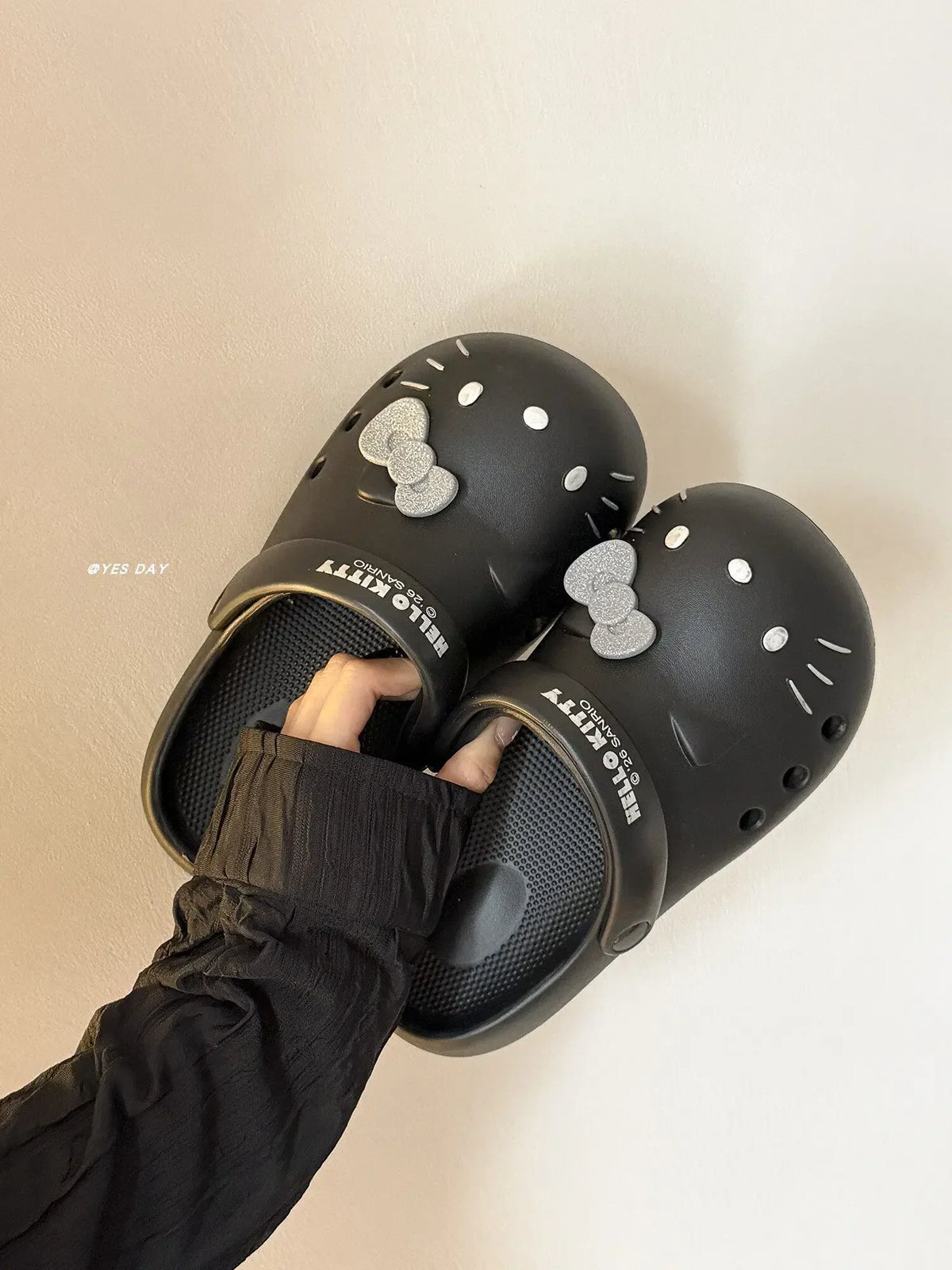 Zapatillas de plataforma antideslizantes y transpirables Hello Kitty para mujer: diseño ligero, cerrado y calado; calzado multifuncional para playa y casa.