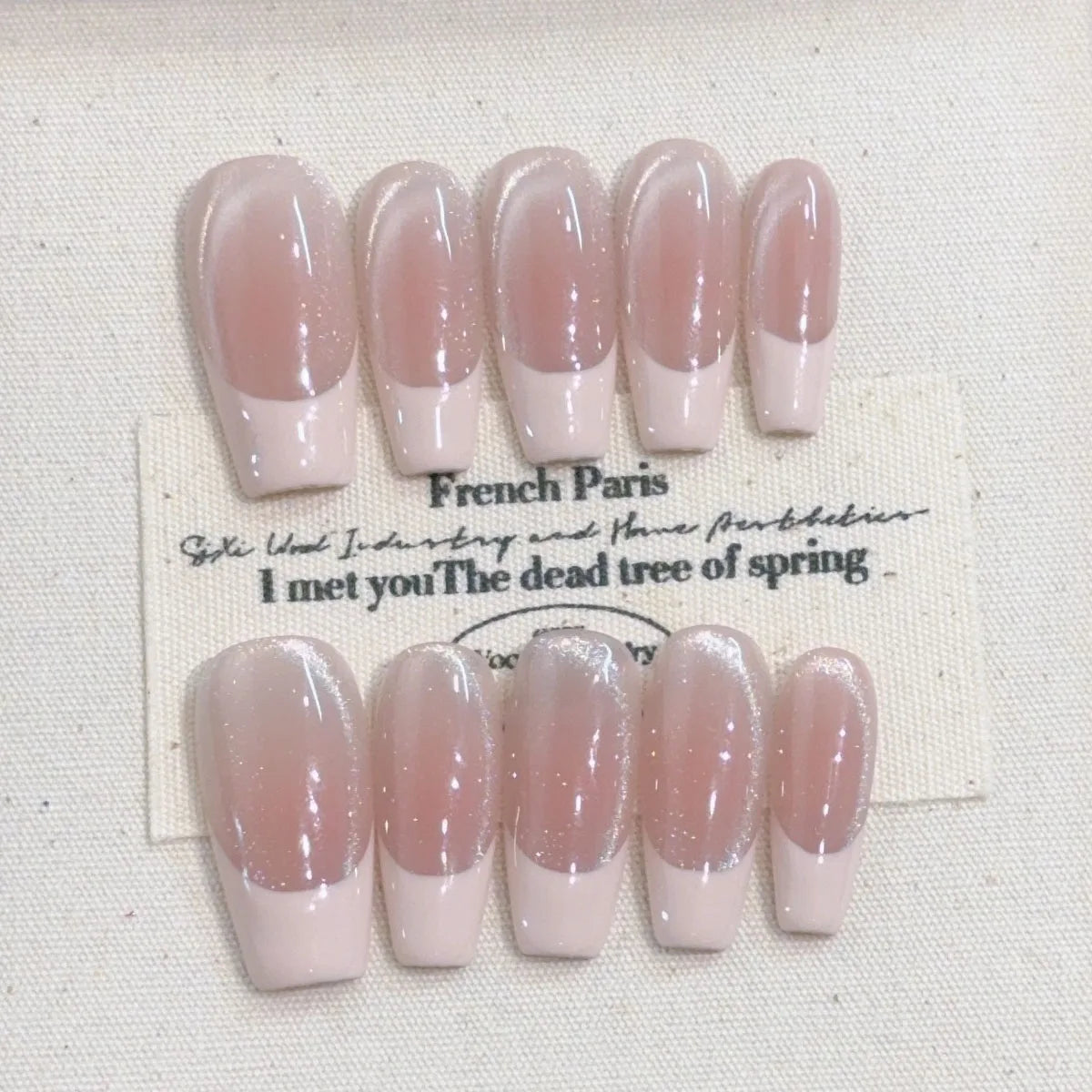 10 piezas de uñas postizas hechas a mano (estilo *press-on*) de longitud media; diseño francés con borde rosa escalonado y efecto ojo de gato brillante; cobertura total para mujeres y chicas.