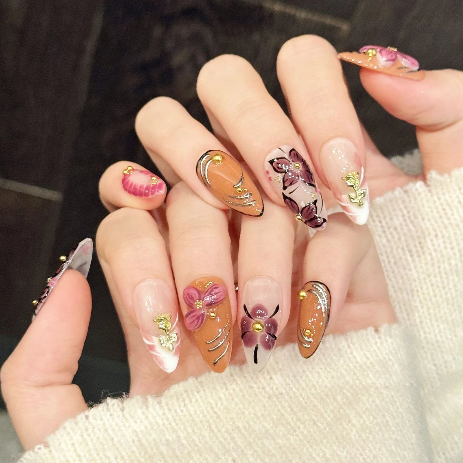 10 uñas postizas hechas a mano con decoración de pétalos tallados en 3D, estilo almendra, de fácil aplicación a presión; herramienta de manicura para mujer, uñas postizas reutilizables.