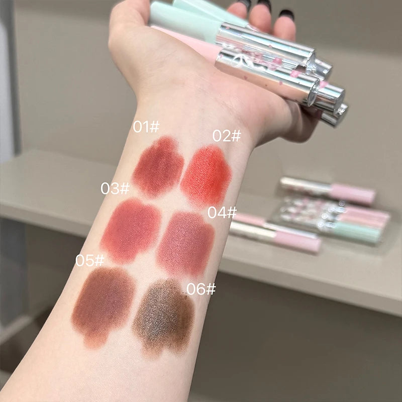 Labial Art Value de textura aterciopelada y acabado mate suave; tinta labial colorida y duradera en formato lápiz (tonos nude y rojo), fórmula nutritiva, disponible en 6 colores.