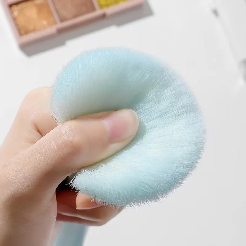 Un juego completo de herramientas de maquillaje que incluye 7 brochas de colores, polvos sueltos, productos para contorno, sombras de ojos, brochas para cejas, etc.