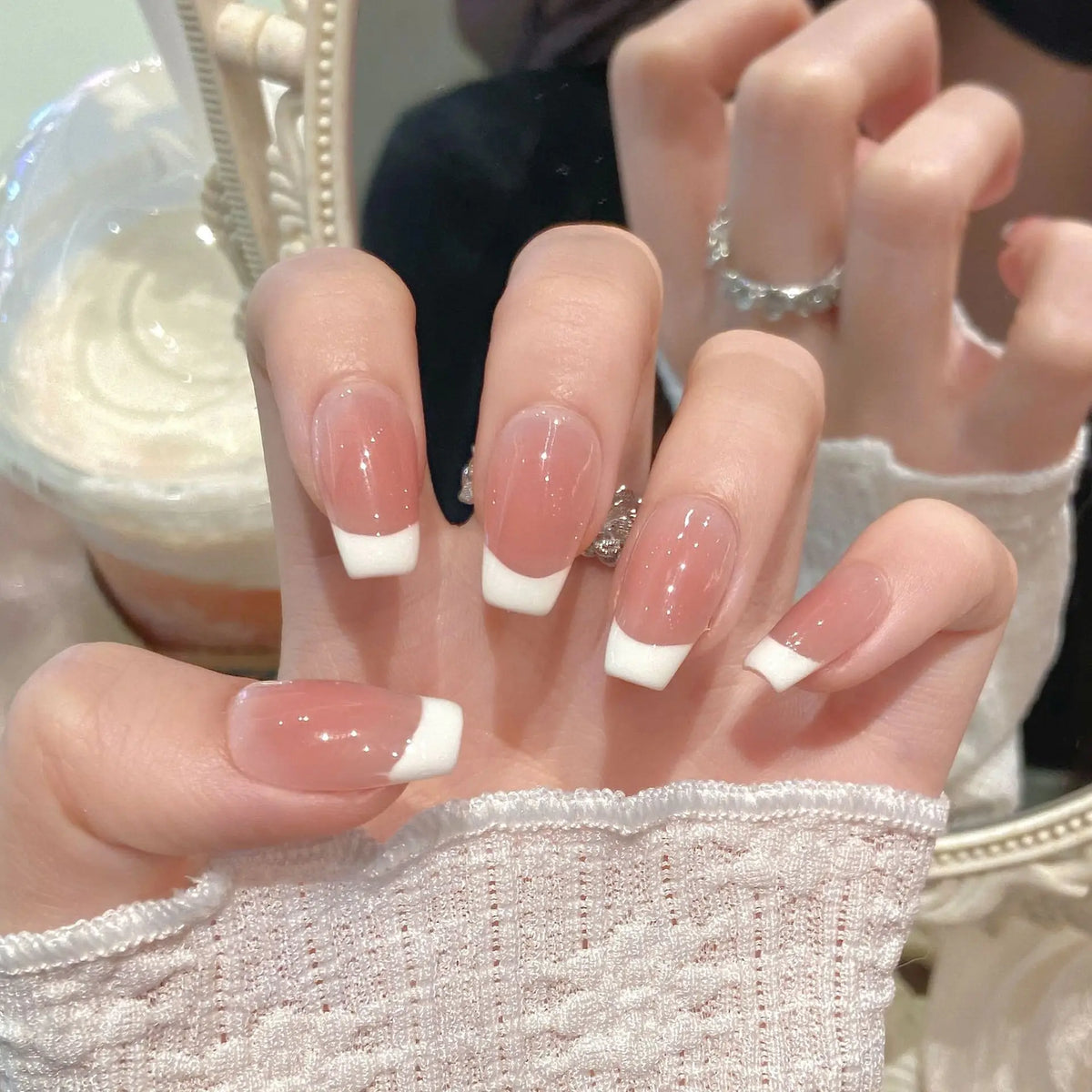 10 piezas de uñas postizas hechas a mano (estilo *press-on*) de longitud media; diseño francés con borde rosa escalonado y efecto ojo de gato brillante; cobertura total para mujeres y chicas.