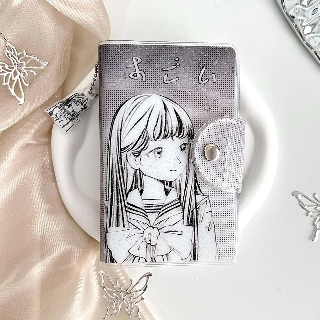 Carpeta WAKAWAKA tamaño A7 con diseño de trébol de cuatro hojas y chica; cuaderno de hojas intercambiables con cubierta de PVC brillante, incluye bolsillo para almacenamiento de pegatinas; portátil.