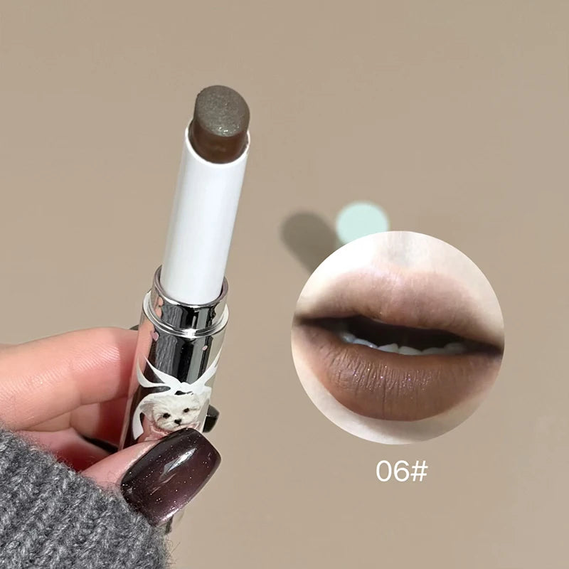Labial Art Value de textura aterciopelada y acabado mate suave; tinta labial colorida y duradera en formato lápiz (tonos nude y rojo), fórmula nutritiva, disponible en 6 colores.